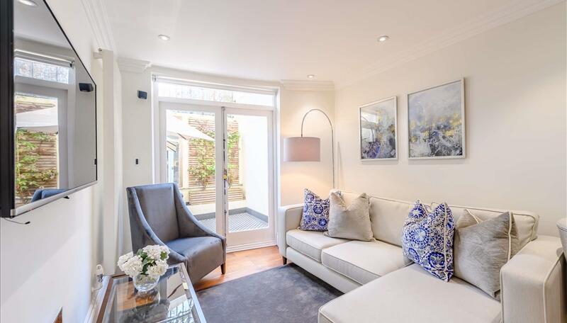1 bed property in Kensington Gardens Square, London